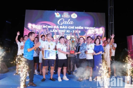 Phó Chủ tịch Ủy ban nhân dân thành phố Đà Nẵng Nguyễn Thị Anh Thi và ban tổ chức trao Cúp vô địch cho Báo chí Nghệ An-Rclub Nghệ An. (Ảnh: ANH ĐÀO)