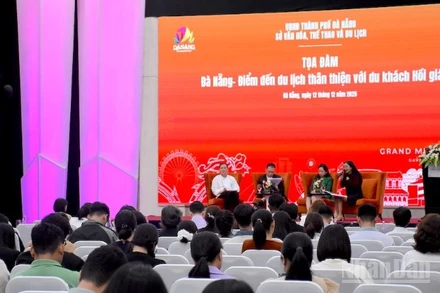 Các đại biểu khách mời chia sẻ về sản phẩm du lịch mới phục vụ thị trường khách HồI giáo. (Ảnh: ANH ĐÀO)