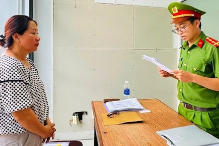 Cơ quan Cảnh sát điều tra Công an thành phố Đà Nẵng tống đạt Quyết định khởi tố bị can, bắt tạm giam Đặng Thị Hoài. (Ảnh: Công an cung cấp)