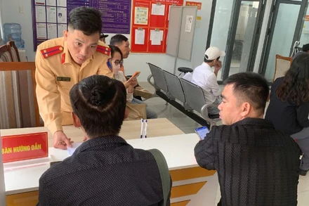 Người dân Đà Nẵng đến làm thủ tục đổi giấy phép lái xe. (Ảnh: Công an cung cấp)