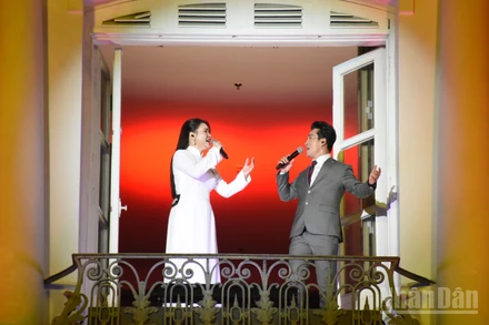 Ca khúc Giai điệu tổ quốc, sáng tác Trần Tiến; Biểu diễn: Nghệ sĩ Ưu tú Quang Hào, ca sĩ Đinh Trang, Violin Trịnh Minh Hiền, hợp xướng và dàn nhạc. (Ảnh: ANH ĐÀO)