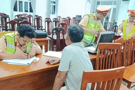 Cảnh sát giao thông Đà Nẵng ra quân đợt cao điểm kiểm tra, xử lý vi phạm nồng độ cồn. (Ảnh: Công an cung cấp)