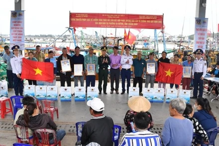 Tại chương trình, Phòng Pháp luật (Bộ Tư lệnh Vùng Cảnh sát biển 2) trao tặng quà cho ngư dân Quảng Ngãi.