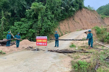 Xã biên giới La Dêê, thành phố Đà Nẵng phân công lực lượng trực bão, hướng dẫn người dân không đi lại tuyến đường có nguy cơ sạt lở cao.
