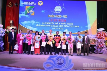 Đại diện Khoa Toán-Tin tặng hoa tri ân đến các thế hệ lãnh đạo, thầy cô có nhiều đóng góp, cống hiến vì sự phát triển của Khoa trong thời gian qua. (Ảnh: ANH ĐÀO)