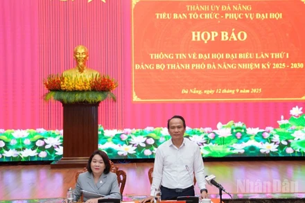 Phó Bí thư Thường trực Thành ủy Đà Nẵng Nguyễn Đình Vĩnh phát biểu tại buổi họp báo. (Ảnh: ANH ĐÀO)