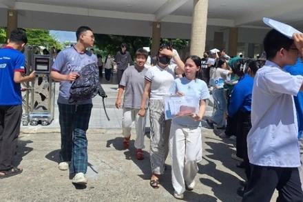 Thí sinh hoàn thành môn thi cuối cùng của Chương trình 2018, tại điểm thi Trường trung học phổ thông Phan Châu Trinh. (Ảnh: ANH ĐÀO)