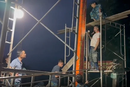 Cán bộ chiến sĩ Trung đoàn 224 xuyên đêm giúp nhân dân tỉnh Đắk Lắk xây dựng lại nhà sau mưa lũ.