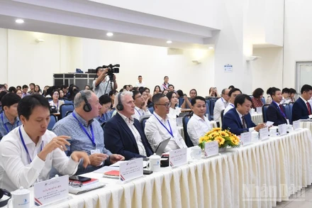 Các đại biểu tham dự diễn đàn “Bồi dưỡng, đào tạo đội ngũ để triển khai hiệu quả việc đưa tiếng Anh thành ngôn ngữ thứ hai trong trường học”. (Ảnh: ANH ĐÀO)