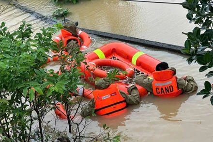 Hình ảnh xúc động của các chiến sĩ Công an thành phố Đà Nẵng bơi vào vùng lũ dữ, cứu dân trong mưa lũ lịch sử tại thành phố Đà Nẵng 5 ngày vừa qua.