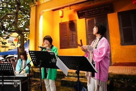 Các nghệ sĩ đến từ Nhật Bản biểu diễn nghệ thuật tại chương trình.