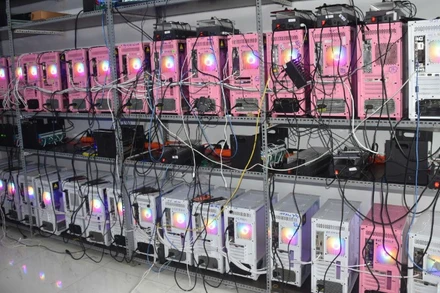 Hệ thống máy móc tại phòng điều khiển trung tâm của các đối tượng sử dụng để vận hành cho thuê tài khoản. (Ảnh: Công an cung cấp)