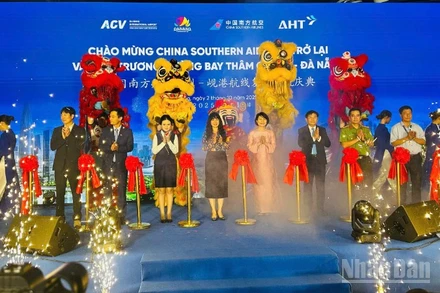 Các đại biểu thực hiện nghi thức mở đường bay Thâm Quyến (Trung Quốc)-Đà Nẵng(Việt Nam). (Ảnh: ANH ĐÀO)