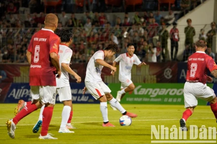 Những màn tranh bóng quyết liệt của các huyền thoại M.U với các ngôi sao Việt Nam. (Ảnh: ANH ĐÀO)