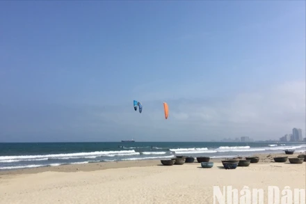 Đà Nẵng tạm dừng hoạt động nhảy dù tại bán đảo Sơn Trà sau vụ việc một du khách tử vong. (Ảnh: ANH ĐÀO)