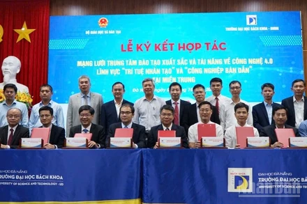 Lễ ký kết hợp tác Mạng lưới Trung tâm đào tạo xuất sắc và tài năng về công nghệ 4.0 lĩnh vực trí tuệ nhân tạo và công nghiệp bán dẫn tại miền trung.