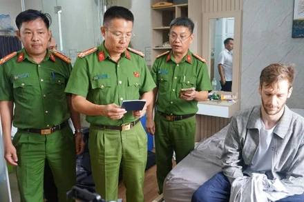 Đại tá Nguyễn Hà Lai, Phó Giám đốc, Thủ trưởng Cơ quan Cảnh sát điều tra Công an thành phố Đà Nẵng trực tiếp kiểm tra, khám xét nơi ở của nghi phạm. (Ảnh: Công an cung cấp)