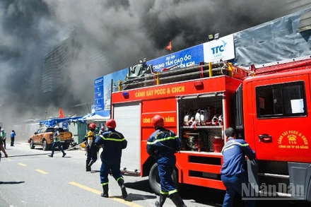 Cảnh sát Phòng cháy. chữa cháy và Cứu nạn, cứu hộ Công an thành phố Đà Nẵng nhanh chóng triển khai các phương án dập lửa tại hiện trường. (Ảnh: ANH ĐÀO)