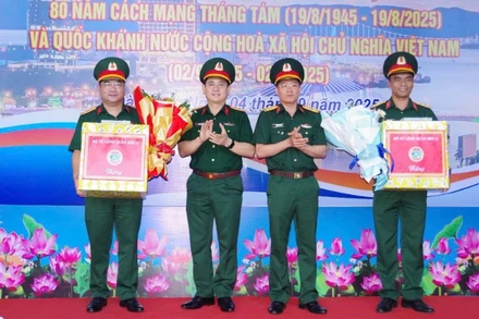 Bộ Tư lệnh Quân khu 5 tặng quà chúc mừng các đơn vị đã hoàn thành xuất sắc nhiệm vụ tại Lễ kỷ niệm 80 năm Cách mạng Tháng Tám và Quốc khánh 2/9 tại Quảng trường Ba Đình, Hà Nội.