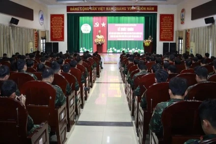 Bộ chỉ huy quân sự thành phố Đà Nẵng xuất quân hỗ trợ nhân dân tỉnh Đắk Lắk khắc phục hậu quả mưa lũ, xây dựng lại nhà cửa. 