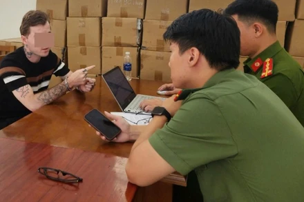 Đối tượng người nước ngoài bị tạm giữ tại cơ quan điều tra. (Ảnh: Công an cung cấp)