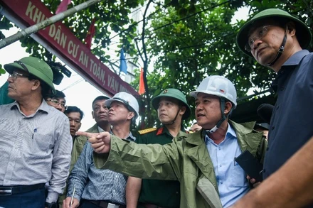 Bí thư Thành ủy Đà Nẵng Lê Ngọc Quang kiểm tra thực tế khu vực "rốn lũ" Mẹ Suốt chiều 22/10. 