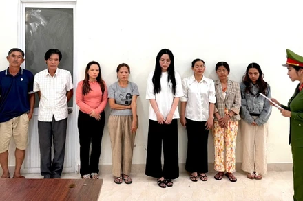 Nhóm đối tượng trong đường dây đánh bạc dưới hình thức ghi lô đề tại cơ quan điều tra. (Ảnh: Công an cung cấp)