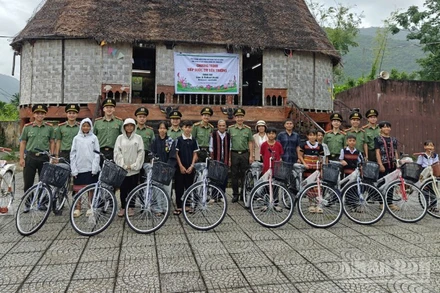 Món quà ý nghĩa trao tặng học sinh con em đồng bào Cơ tu tại hai thôn Tà Lang, Giàn Bí, phường Hải Vân, thành phố Đà Nẵng. (Ảnh: AD)