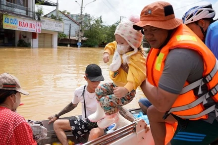 Trong bão lũ ngày 30/10, nhiều nhóm tình nguyện viên đã trực tiếp vào các vùng ngập sâu, cứu dân tại khu vực Cẩm Kim, phường Hội An, thành phố Đà Nẵng.