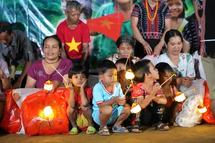 Trung thu ý nghĩa của trẻ em thôn Aur.