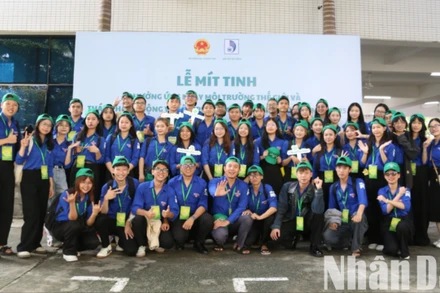 Sinh viên Trường đại học Sư phạm-Đại học Đà Nẵng với ngày Ngày Môi trường thế giới 2025 với chủ đề “Chống ô nhiễm nhựa”. (Ảnh: ANH ĐÀO)