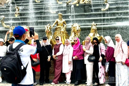 Lượng khách quốc tế đến Đà Nẵng tăng nhanh, giúp ngành dịch vụ tiếp tục chiếm ưu thế áp đảo trong cơ cấu tăng trưởng. Trong ảnh: Du khách quốc tế tham quan Bà Nà Hills. (Ảnh: ANH ĐÀO)