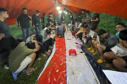 Các đối tượng bị lực lượng chức năng phát hiện, bắt giữ tại sới bạc. (Ảnh: Công an cung cấp)