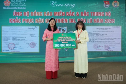 Thầy trò Trường đại học Đông Á Đà Nẵng quyên góp ủng hộ đồng bào Bắc Bộ và Bắc Trung Bộ khắc phục hậu quả thiên tai, bão lũ năm 2025. (Ảnh: ANH ĐÀO)