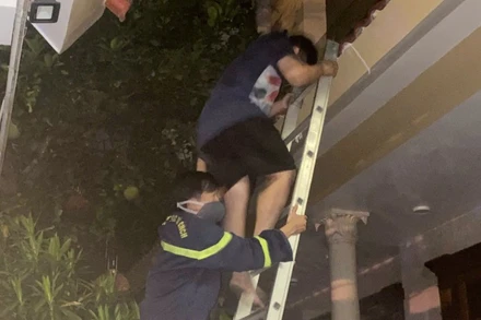 Lực lượng chữa cháy và cứu nạn cứu hộ sử dụng thang máy trực tiếp hướng dẫn người dân bình tĩnh thoát khỏi vụ cháy. (Ảnh: HL)