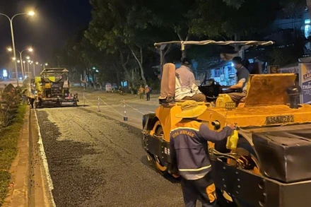 Đơn vị bảo trì tăng ca làm xuyên đêm nhằm đẩy nhanh tiến độ sửa chữa đoạn xuống cấp trên Quốc lộ 14B.