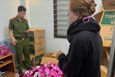 Lực lượng chức năng kiểm tra, thu giữ toàn bộ mỹ phẩm giả tại Công ty trách nhiệm hữu hạn một thành viên thương mại và dịch vụ Hạnh Nguyễn Beauty. (Ảnh: Công an cung cấp)