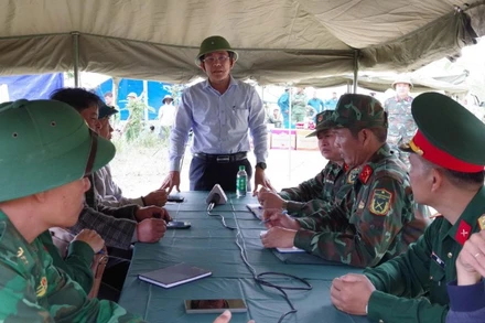 Phó Chủ tịch Ủy ban nhân dân thành phố Đà Nẵng Trần Nam Hưng làm việc với các lực lượng triển khai công tác tìm kiếm, cứu nạn và ứng phó nguy cơ tiếp theo tại hiện trường.