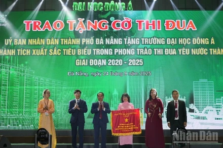 Lãnh đạo thành phố trao tặng Trường đại học Đông Á Cờ thi đua của Ủy ban nhân dân thành phố Đà Nẵng. (Ảnh: ANH ĐÀO)