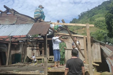 Công an xã Hùng Sơn, Đồn Biên phòng Ga Ry khẩn trương hỗ trợ nhân dân di dời tài sản đến nơi an toàn trong ngày 5/9. (Ảnh: Công an cung cấp)