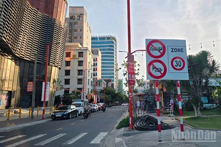 Đà Nẵng gắn biển báo tốc độ đối với xe 4 bánh gắn động cơ trên các tuyến đường được phép hoạt động. (Ảnh: ANH ĐÀO)