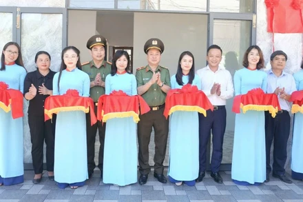 Ban Giám đốc Công an thành phố Đà Nẵng khánh thành, bàn giao 26 căn nhà hỗ trợ hộ nghèo tại xã Phước Năng, Phước Chánh, Phước Hiệp và Khâm Đức. (Ảnh: PV)