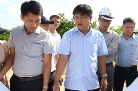 Chủ tịch Ủy ban nhân dân thành phố Đà Nẵng kiểm tra thực tế tại đoạn đường dẫn chưa khớp nối lên cầu Quảng Đà, sáng ngày 10/7. (Ảnh: MQ)