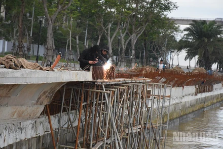 Toàn bộ tường chắn sóng được thi công để giảm sóng tràn qua đỉnh kè. (Ảnh: ANH ĐÀO)