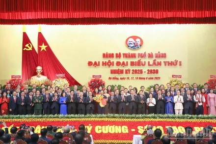 Ủy viên Bộ Chính trị, Thường trực Ban Bí thư Trung ương Đảng Trần Cẩm Tú tặng hoa chúc mừng Ban Chấp hành Đảng bộ thành phố Đà Nẵng nhiệm kỳ 2025-20230. (Ảnh: ANH ĐÀO)