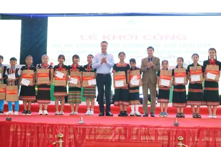 Bí thư Thành ủy Đà Nẵng Lê Ngọc Quang dự lễ khởi công Trường Phổ thông nội trú liên cấp Tiểu học và Trung học cơ sở Đắc Pring. (Ảnh: MAI QUANG)