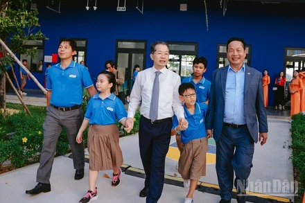 Bí thư thành ủy Đà Nẵng Nguyễn Văn Quảng, Chủ tịch Hội đồng quản trị Tập đoàn FPT Trương Gia Bình cùng thầy trò trường Hy vọng. (Ảnh: ANH ĐÀO)