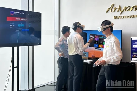 Các đại biểu trải nghiệm công nghệ chuyển đổi số tại chương trình công bố sự kiện. (Ảnh: ANH ĐÀO)