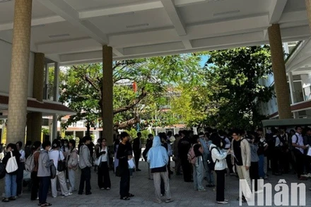 Các thí sinh đến Điểm thi tại Trường trung học cơ sở Kim Đồng (quận Hải Châu, thành phố Đà Nẵng) làm thủ tục dự thi chiều ngày 25/6. (Ảnh: ANH ĐÀO)