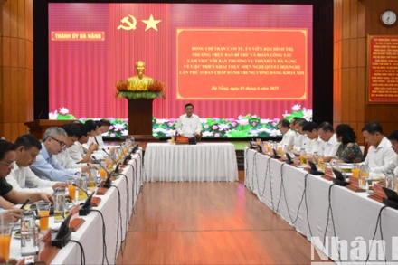Thường trực Ban Bí thư Trần Cẩm Tú làm việc với Ban Thường vụ Thành ủy Đà Nẵng sáng 5/6. (Ảnh: ANH ĐÀO)